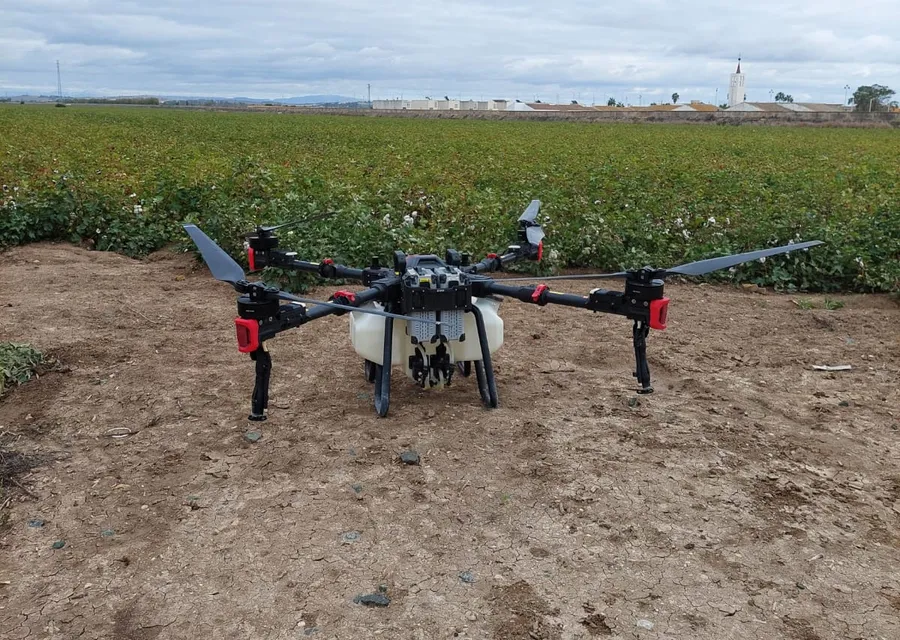 Dron de Qultivadron preparado en el borde de la parcela